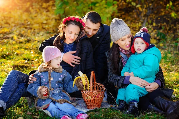 Mutlu Büyük Bir Aile Sonbahar Park Güzel Bir Güneşli Gün — Stok fotoğraf