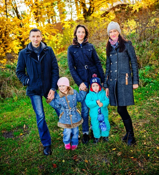 Jonge Familie Ouders Met Kleine Kinderen Gouden Herfst — Stockfoto