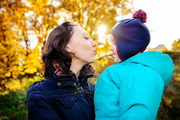 Mãe Com Filho Outono Jardim Pêssego Lindo Dia Ensolarado — Fotografia de Stock