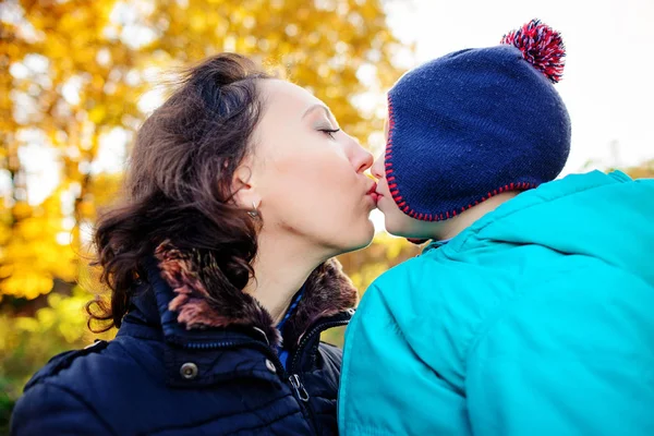 Mutter Mit Sohn Herbstlichen Pfirsichgarten Schöner Sonniger Tag — Stockfoto