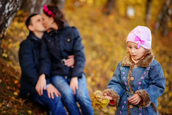 Przyjrzeć Się Rodzice Dzieci Jesienny Park Piękny Słoneczny Dzień — Zdjęcie stockowe