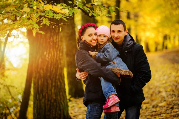 Çocuklu Aile Sonbahar Park Kolaj Içinde Yürüyüş — Stok fotoğraf