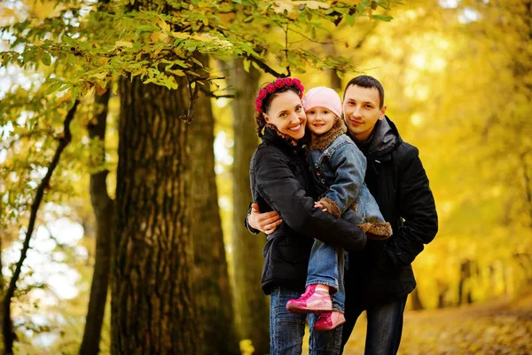 Çocuklu Aile Sonbahar Park Kolaj Içinde Yürüyüş — Stok fotoğraf