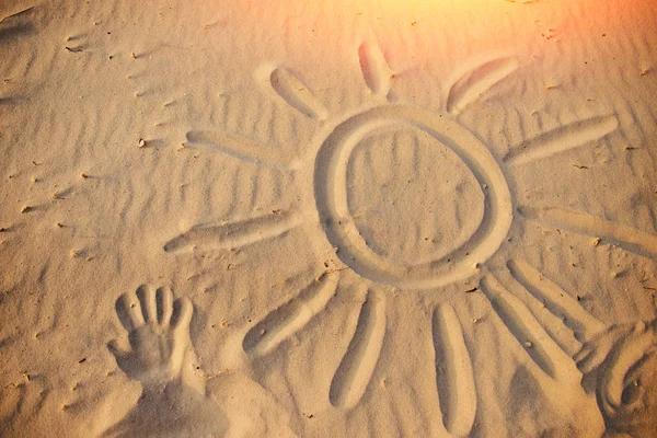 Солнце Нарисовано Песке Чудесный Солнечный День — стоковое фото