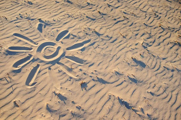 太陽が描かれている砂の上 素敵な晴れた日 — ストック写真