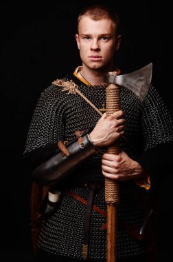 Erkek Ortaçağ savaşçı zırh ve zincir posta, viking elinde savaş baltası ile .