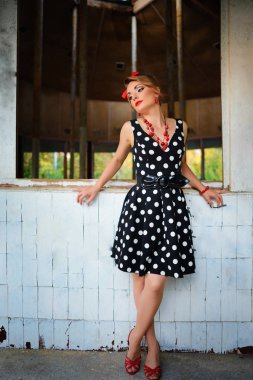 Retro elbiseyle poz güzel genç kadın.