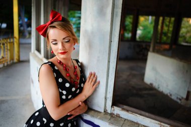 Retro elbiseyle poz güzel genç kadın.