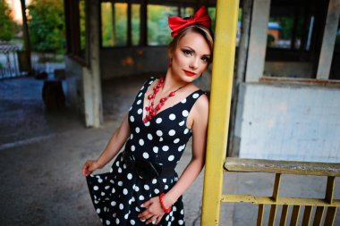 Retro elbiseyle poz güzel genç kadın.