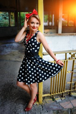 Retro elbiseyle poz güzel genç kadın.