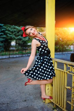 Retro elbiseyle poz güzel genç kadın.