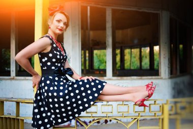 Retro elbiseyle poz güzel genç kadın.