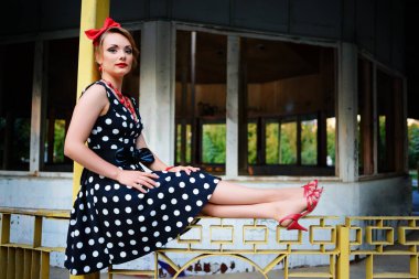 Retro elbiseyle poz güzel genç kadın.