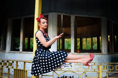 Retro elbiseyle poz güzel genç kadın.