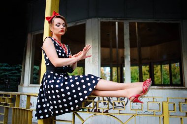 Retro elbiseyle poz güzel genç kadın.