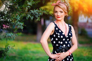 Genç güzel beyaz kadın bir elbiseyle poz .