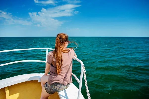 Menina Senta Nariz Barco Olha Para Oceano — Fotografia de Stock