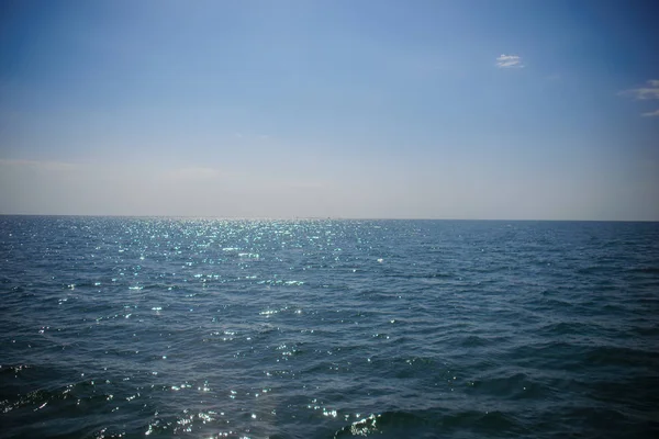 Oceano Azul Com Nuvens Maçantes Lindo Dia Ensolarado — Fotografia de Stock