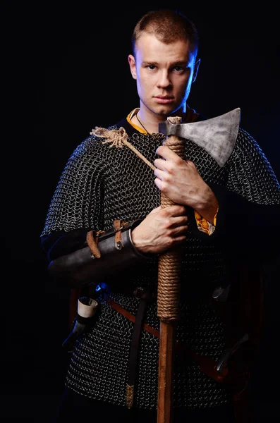 Erkek Ortaçağ savaşçı zırh ve zincir posta, viking elinde savaş baltası ile .