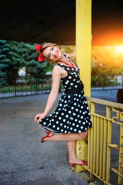 Retro elbiseyle poz güzel genç kadın.