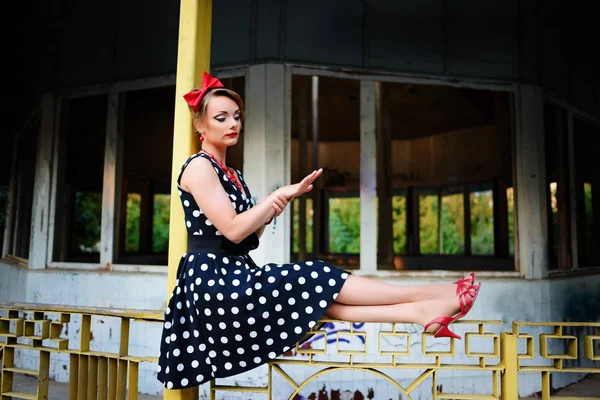 Retro elbiseyle poz güzel genç kadın.