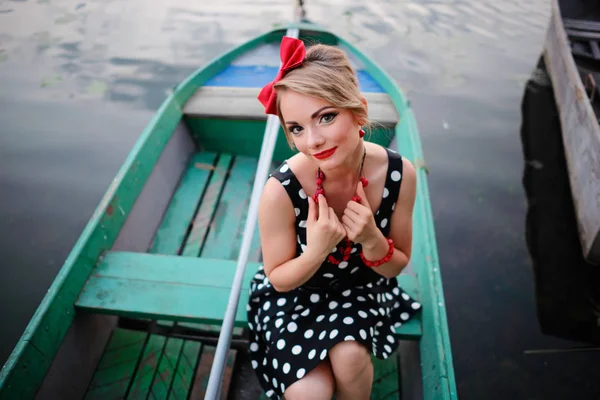 Beautiful Young Woman Dressed Dressed Boat Lake Shore — Stock Photo, Image