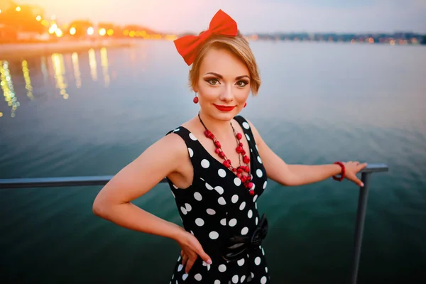 Eine Schöne Junge Frau Steht Abends Auf Der Seebrücke — Stockfoto