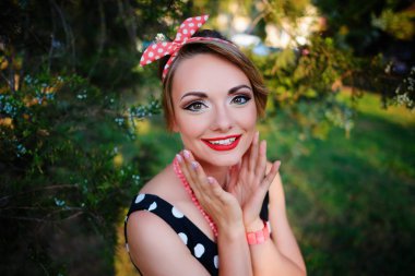 Genç güzel beyaz kadın bir elbiseyle poz .