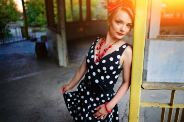 Retro elbiseyle poz güzel genç kadın.