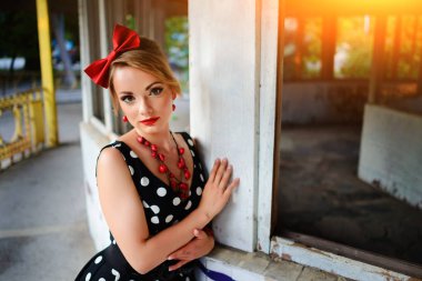 Retro elbiseyle poz güzel genç kadın.