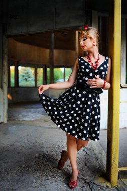 Retro elbiseyle poz güzel genç kadın.