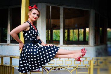 Retro elbiseyle poz güzel genç kadın.