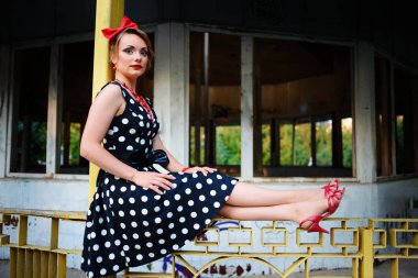 Retro elbiseyle poz güzel genç kadın.