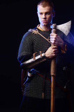 Erkek Ortaçağ savaşçı zırh ve zincir posta, viking elinde savaş baltası ile .
