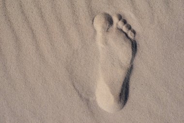 ayak izleri veya kum üzerinde iki insan ayak izleri. tatil kavramı.