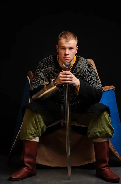 Soldado Numa Cadeia Letras Está Sentado Segurando Uma Espada Suas — Fotografia de Stock