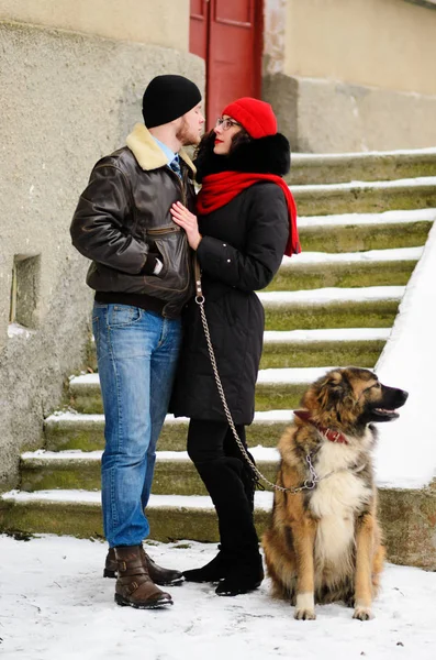 冬天森林里有狗的快乐情侣 可爱的时刻户外假期 — 图库照片
