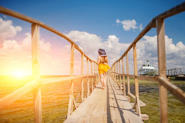 Menina Chapéu Azul Vai Longo Cais — Fotografia de Stock