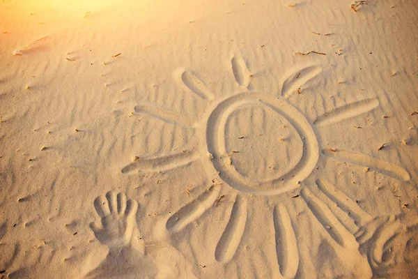 Солнце Нарисовано Песке Чудесный Солнечный День — стоковое фото