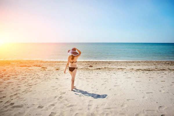 Menina Bonita Chapéu Azul Andando Longo Praia — Fotografia de Stock