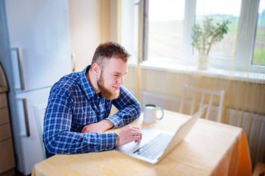 Executive iş adamı ile dizüstü bilgisayar çalışmaya konsantre yakın çekim.