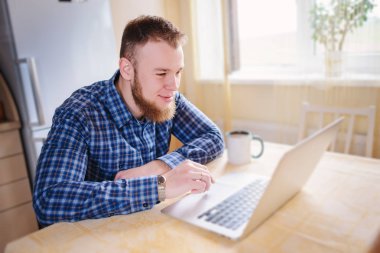 Executive iş adamı ile dizüstü bilgisayar çalışmaya konsantre yakın çekim.