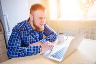 Executive iş adamı ile dizüstü bilgisayar çalışmaya konsantre yakın çekim.