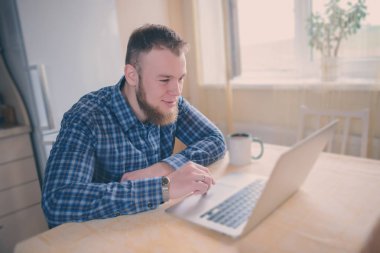 Executive iş adamı ile dizüstü bilgisayar çalışmaya konsantre yakın çekim.