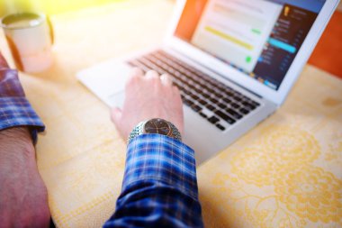 İşadamı closeup taşınabilir net-kitap üzerinde klavye.