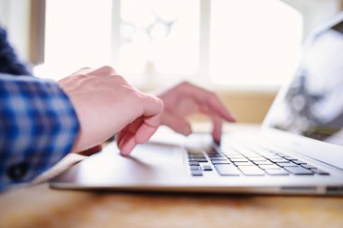 dizüstü bilgisayar kullanan bir işçinin yakın çekim.