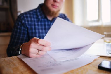 Yakışıklı adam mutfakta evde çalışma.