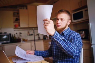 Evde iş adamı, kağıt çalıştığı.