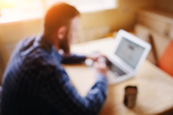 Fondo Borroso Hombre Negocios Que Utiliza Ordenador Portátil Lugar Trabajo —  Fotos de Stock