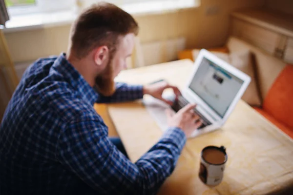 Fondo Borroso Hombre Negocios Que Utiliza Ordenador Portátil Lugar Trabajo —  Fotos de Stock